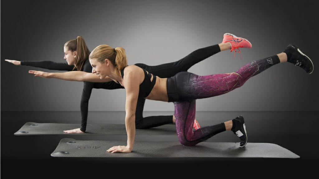 Zwei Frauen beim Bauch Beine Po Workout