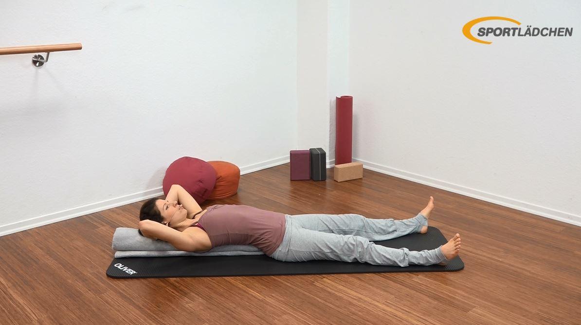 Yoga für den Bauch Anfänger Übung Startposition Crunch auf gerollter Decke
