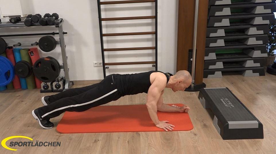 Plank to push up: Mit dem rechten Arm wieder hochdrücken