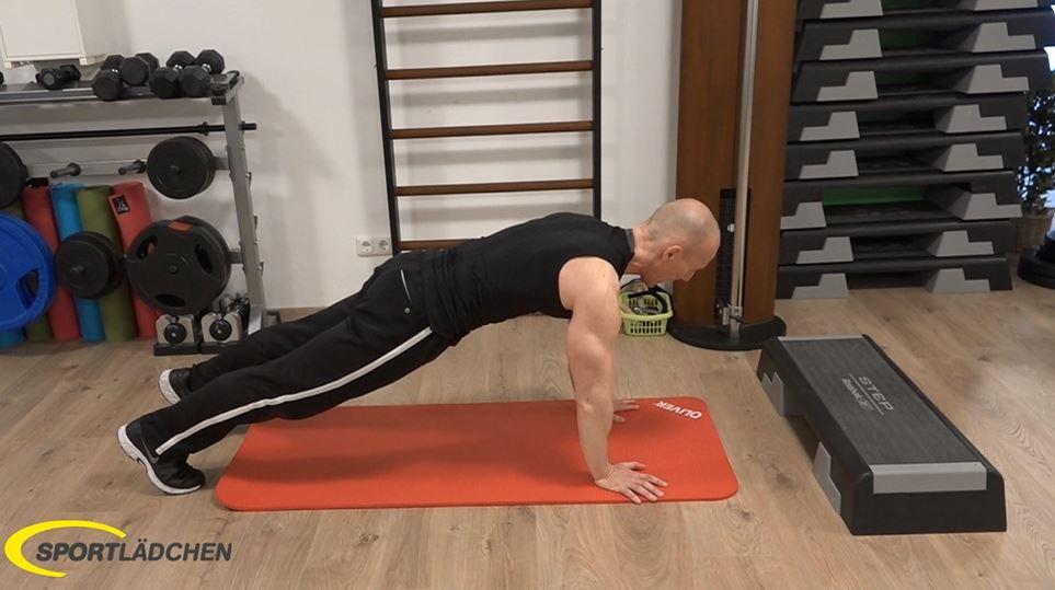 Plank to push up: Mit dem linken Arm in die Ausgangsposition zurückdrücken