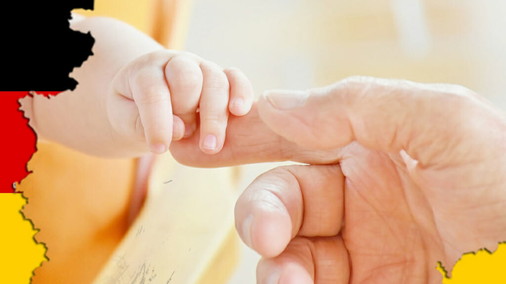Lebenserwartung: kleines Baby greift die Hand ihrer Mutter