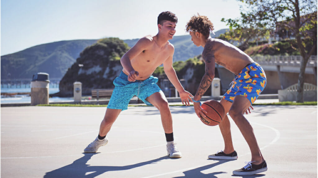Hitze und Sport: Im Bild zwei Basketballspielende junge Männer