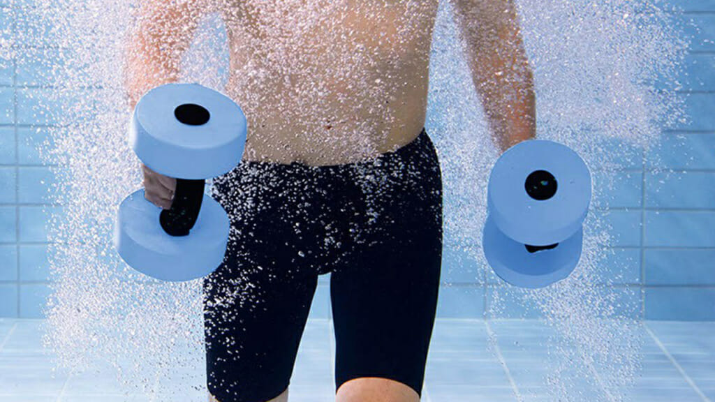 Sport im Wasser: Mann mit Aquahanteln im kühlen Nass