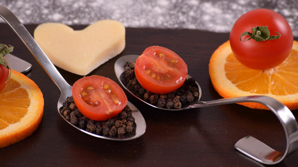 Gesunde Lebensmittel - Tomaten und Orangen appetitlich präsentiert