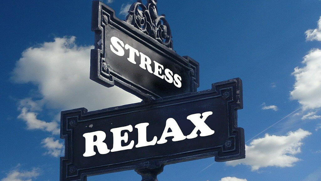 Hinweisschild mit der Aufschrift "Stress - Relax"