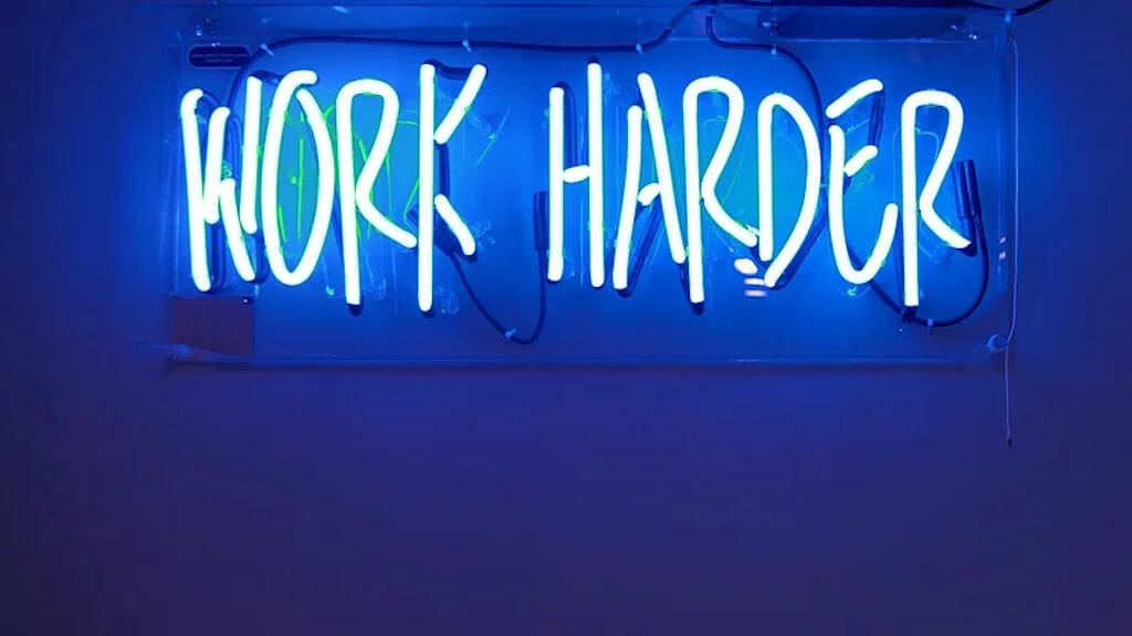 Neonlampe mit Schriftzug "Work harder"